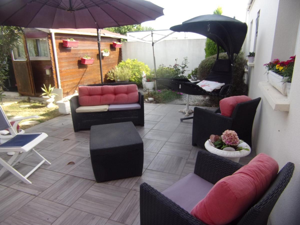Chambre Lit Double Dans Pavillon , Chez Lilyanne Tonnay-Charente Exterior photo