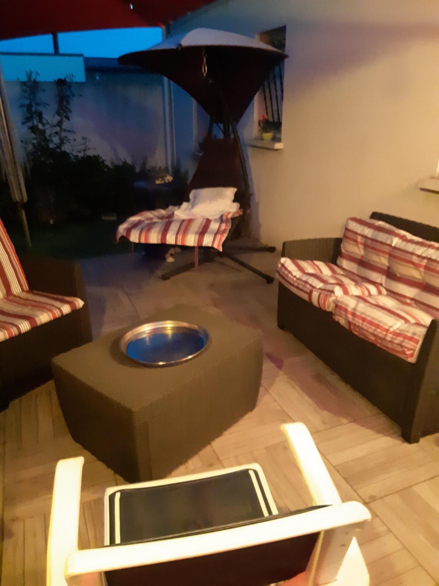 Chambre Lit Double Dans Pavillon , Chez Lilyanne Tonnay-Charente Exterior photo