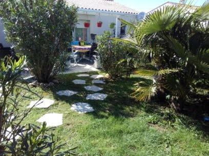 Chambre Lit Double Dans Pavillon , Chez Lilyanne Tonnay-Charente Exterior photo