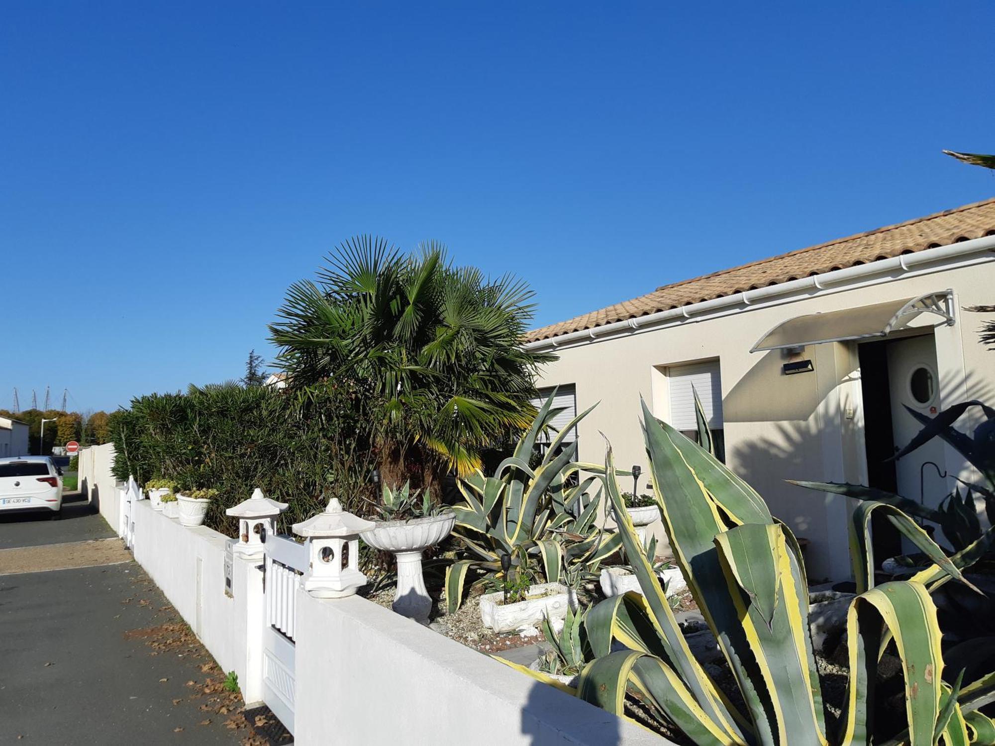 Chambre Lit Double Dans Pavillon , Chez Lilyanne Tonnay-Charente Exterior photo